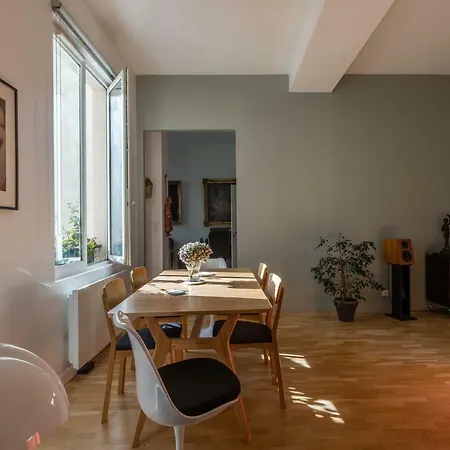 Veeve - The Library Apartment