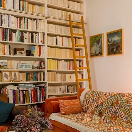 Veeve - The Library Apartment *